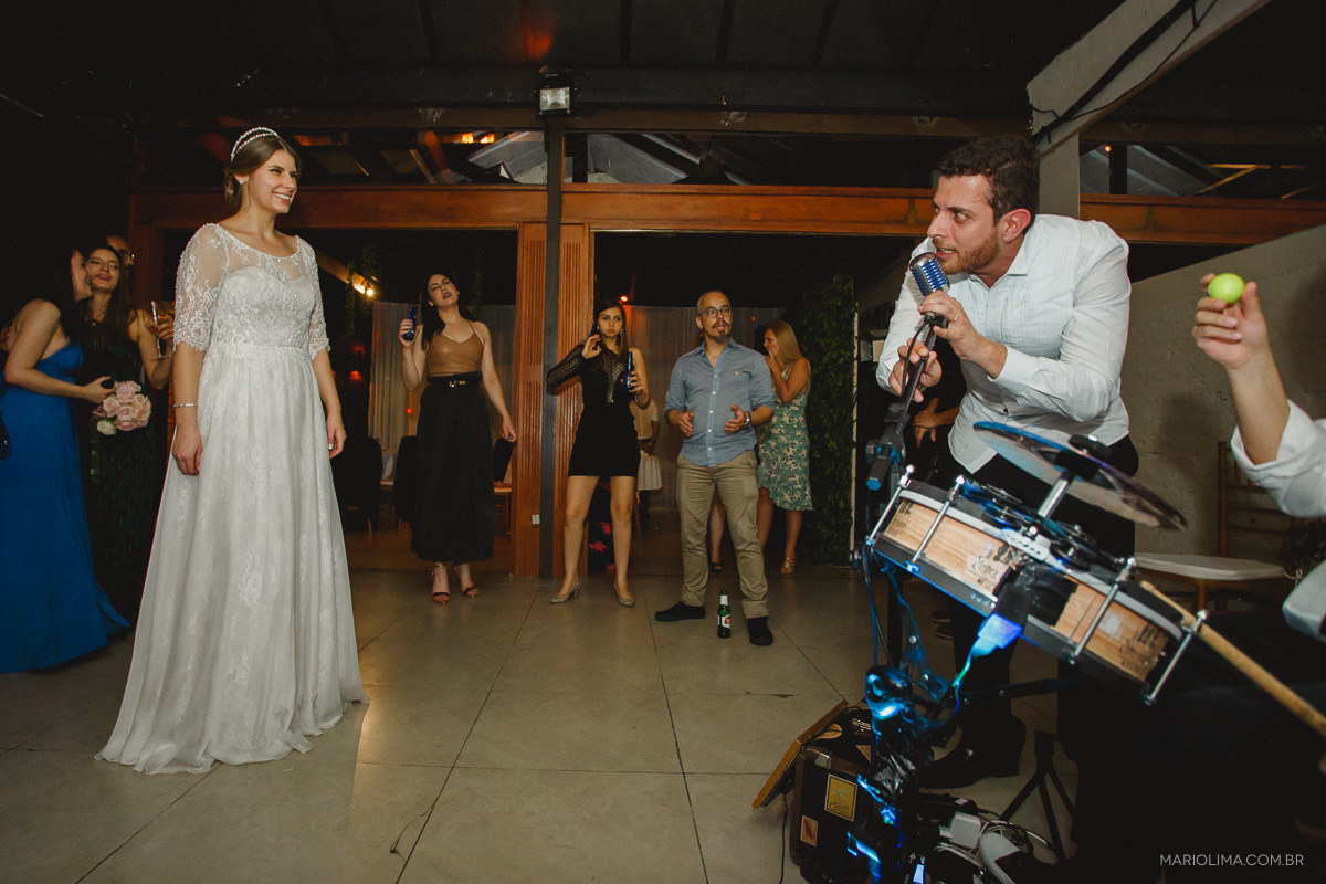 Noivo cantando para a noiva em festa de casamento no Espaço Lilló