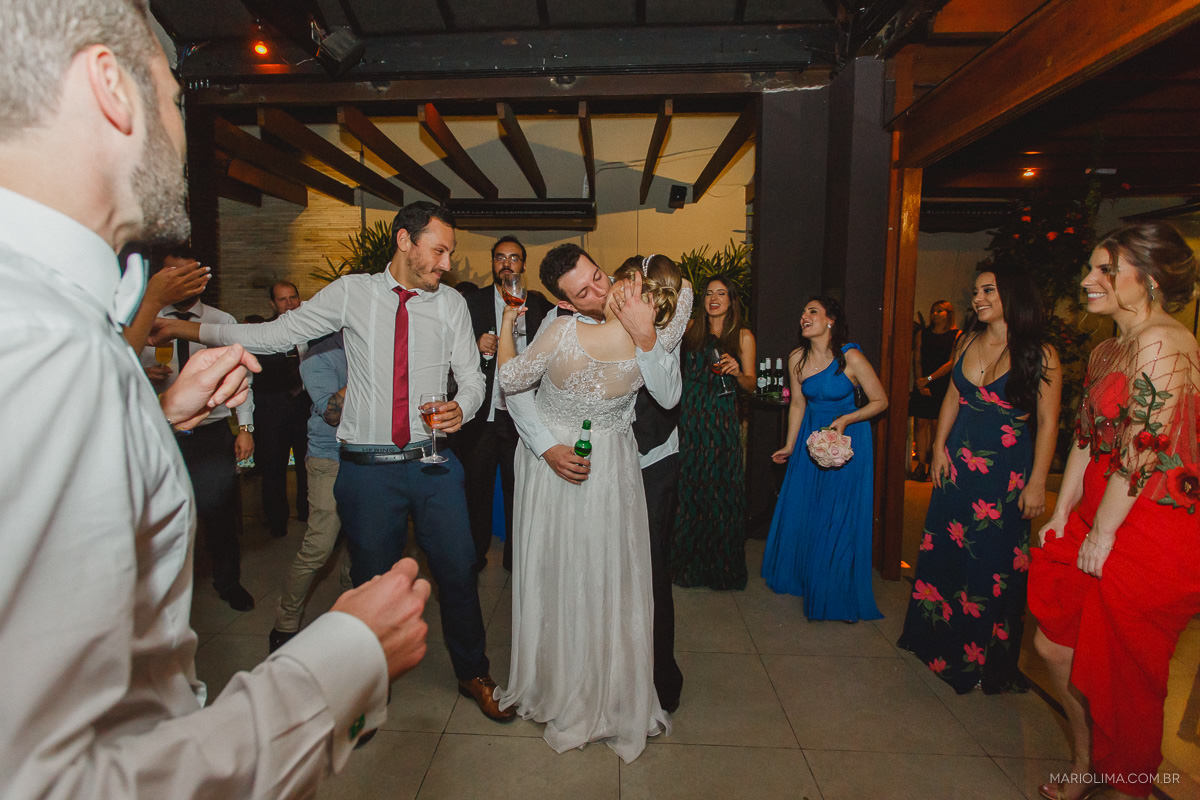 Noivo beijando a noiva em festa de casamento no Espaço Lilló