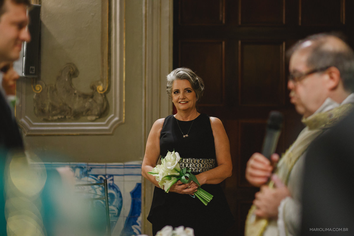Fotografia da mãe da noiva emocionada em cerimônia de casamento na Capela da PUC