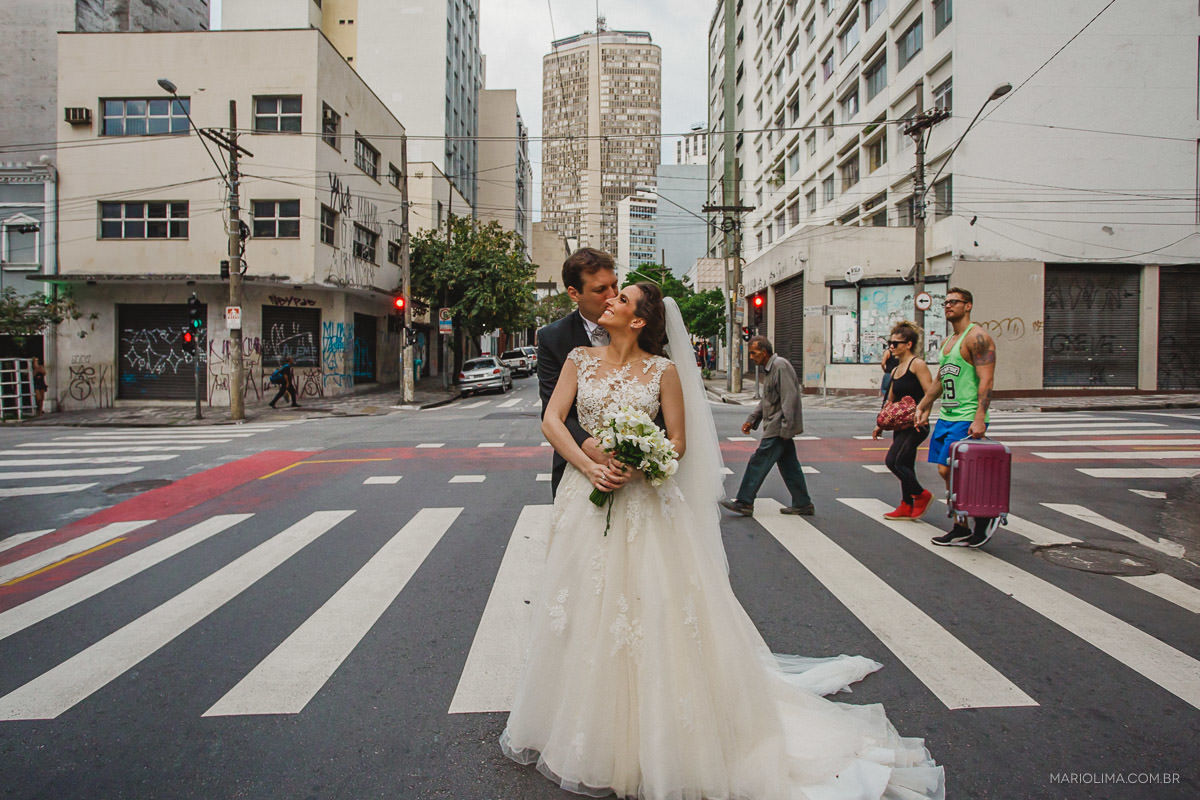 Noivos abraçados na faixa de pedestres em rua de São Paulo