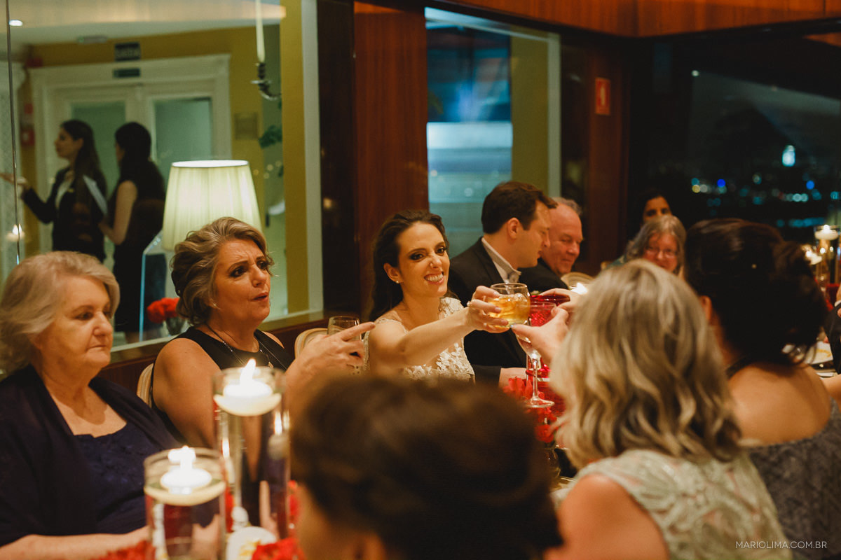 convidados na mesa de jantar do Terraço Italia