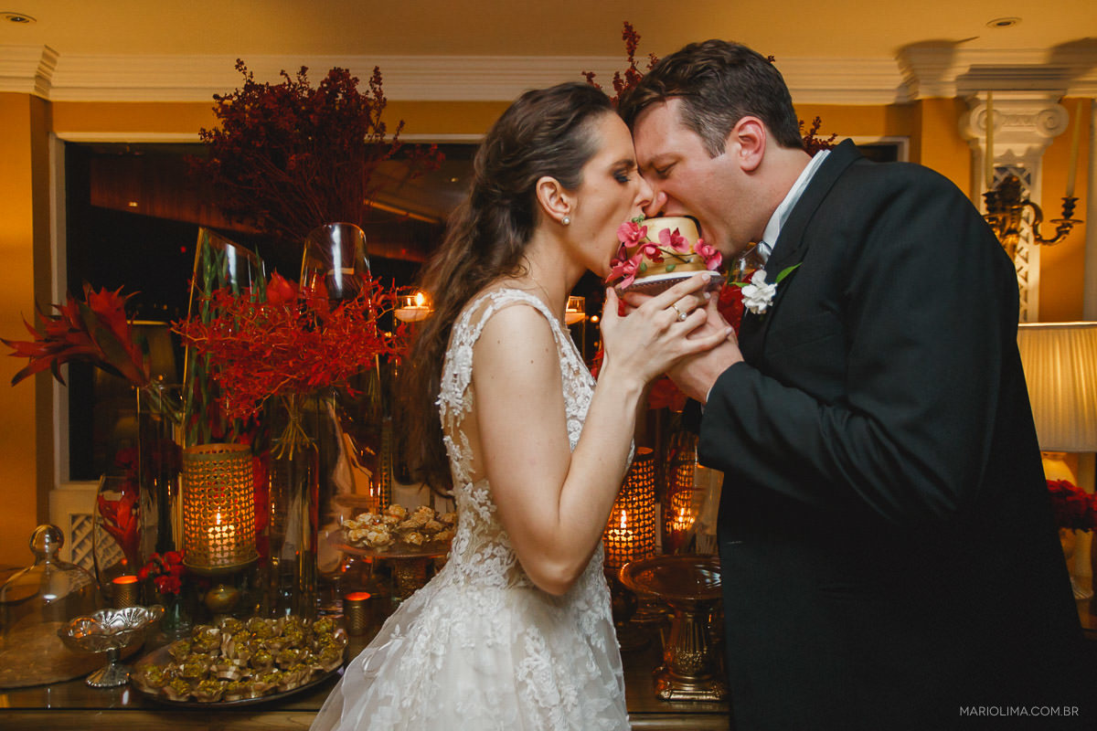 Fotografia de noivos comendo em festa de casamento no Terraço Italia