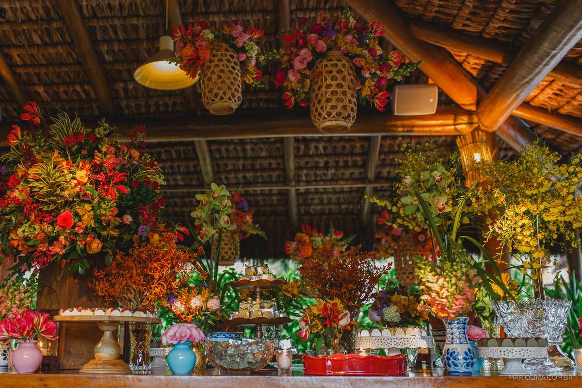 Decoração de casamento em Vila das Velas feita por Feijó Design e doces feitos por Livia Sormani