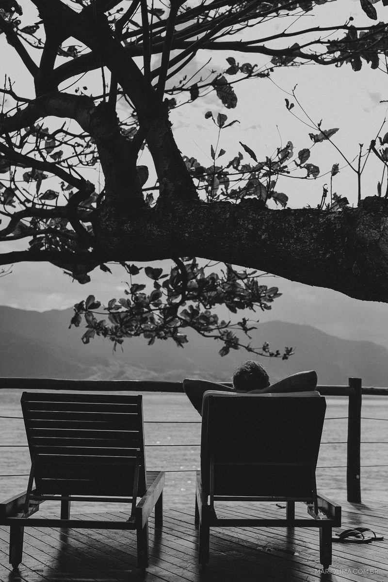 Fotografia de noivo deitado na cadeira em Vila das Velas