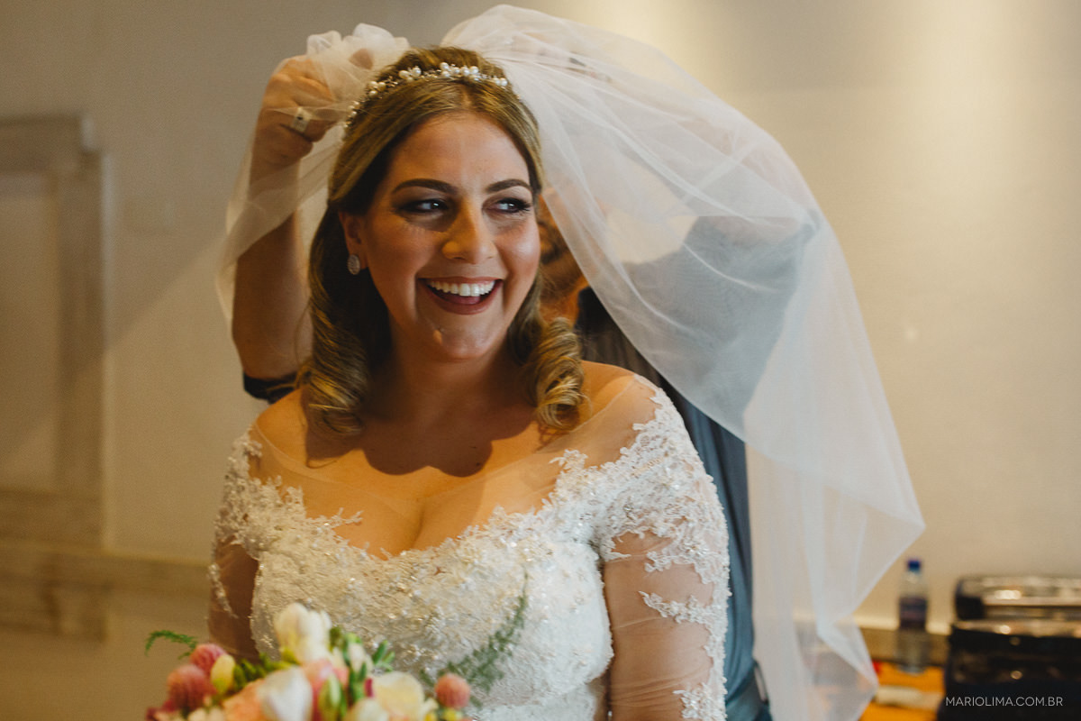 Henrique Melo da Agência First colocando o véu na noiva para cerimônia de casamento