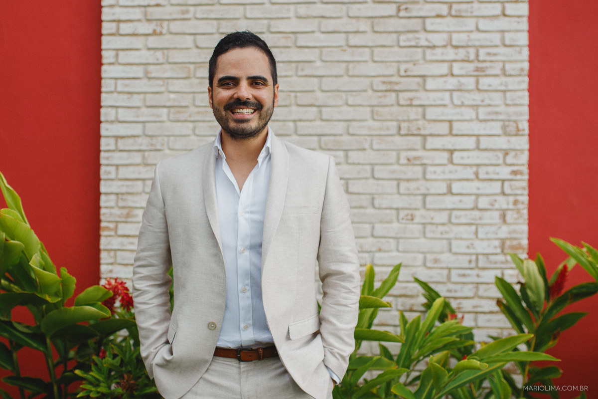 Retrato de noivo sorrindo em Vila das Velas