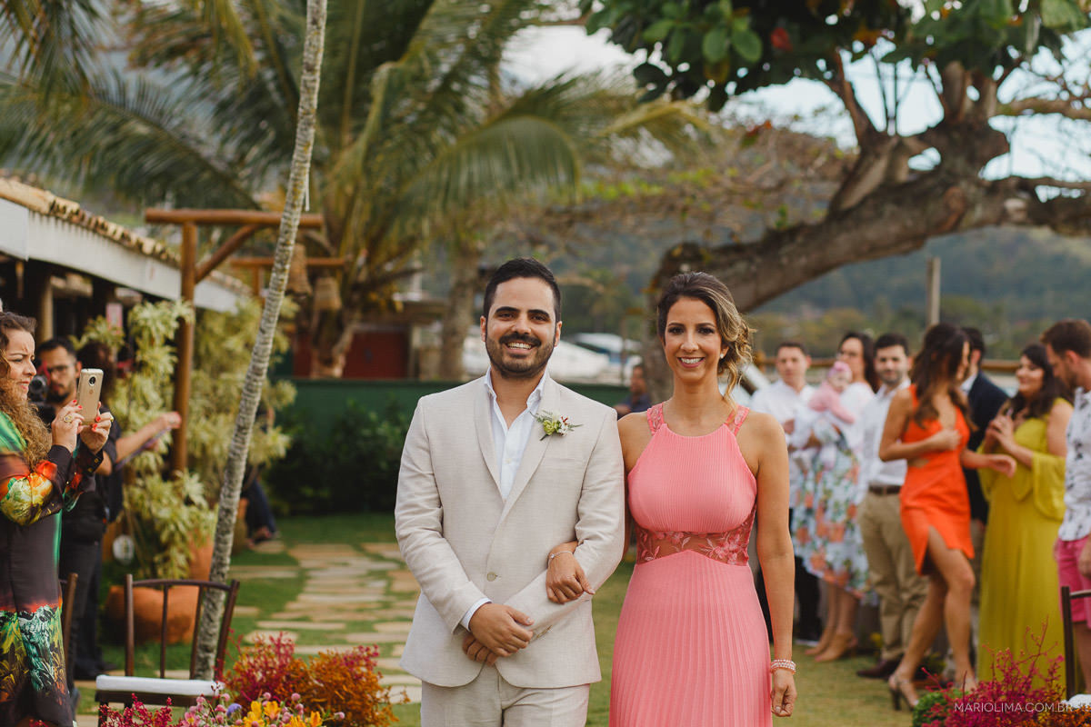 Noivo entrando com a irmã em cerimônia de casamento em Vila das Velas