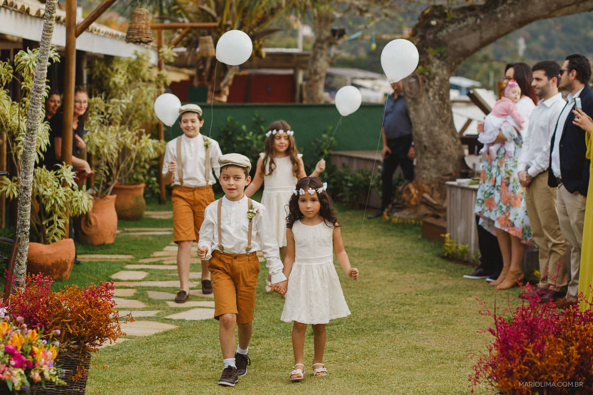 Daminhas e pajem entrando em cerimônia de casamento em Vila das Velas