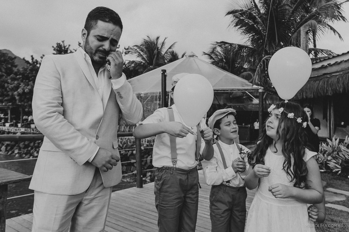 Noivo emocionado com daminha e pajens em cerimônia de casamento na Vila das Velas