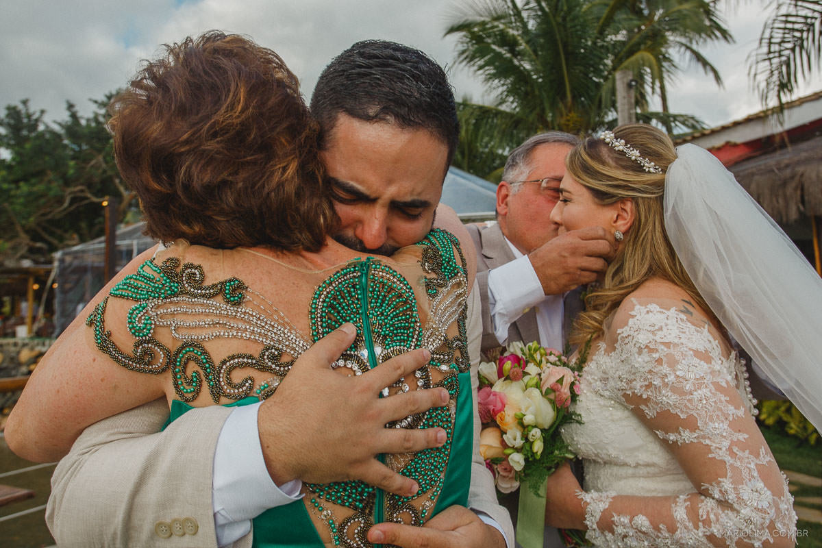 Cumprimento dos noivos aos pais da noiva em cerimônia de casamento em Vila das Velas