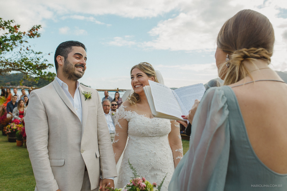Noiva olhando para o noivo em celebração de casamento em Vila das Velas