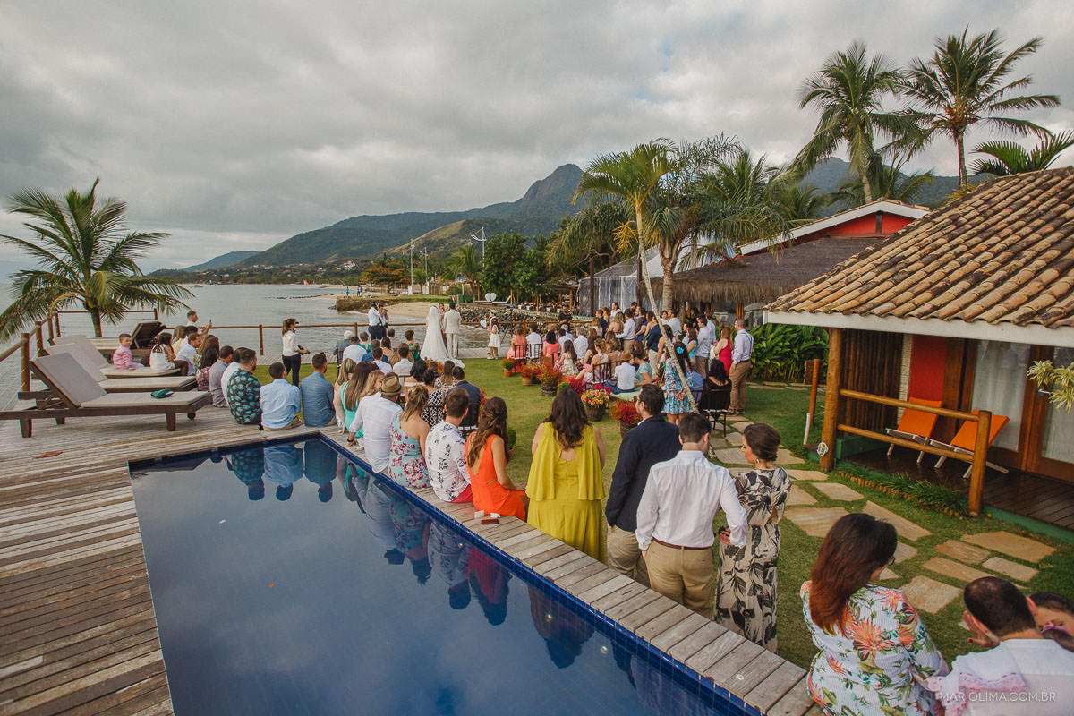 Padrinhos e convidados em cerimônia de casamento em Vila das Velas