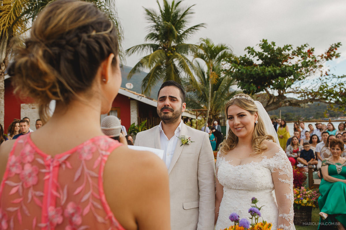 Irmã do noivo fazendo votos em cerimônia de casmento em Vila das Velas