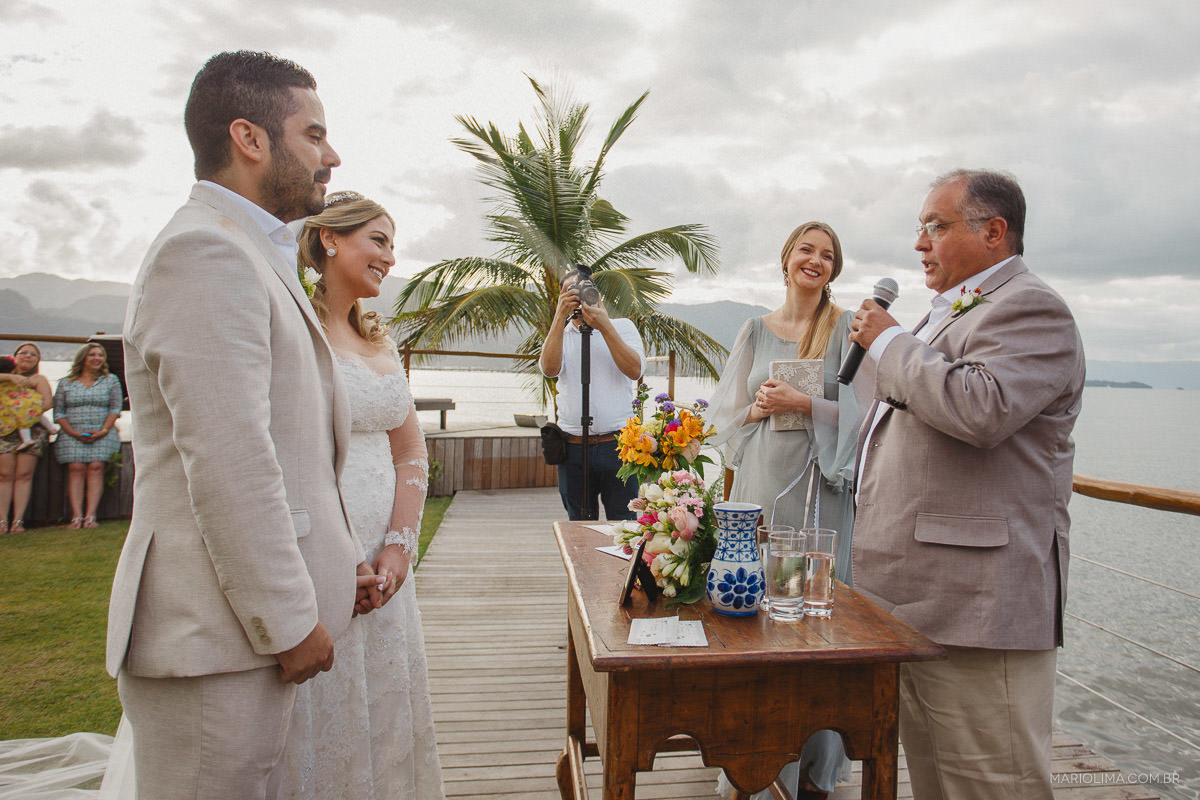Noivos em celebração de casamento feita por Rito Cerimônias Especiais em Vila das Velas