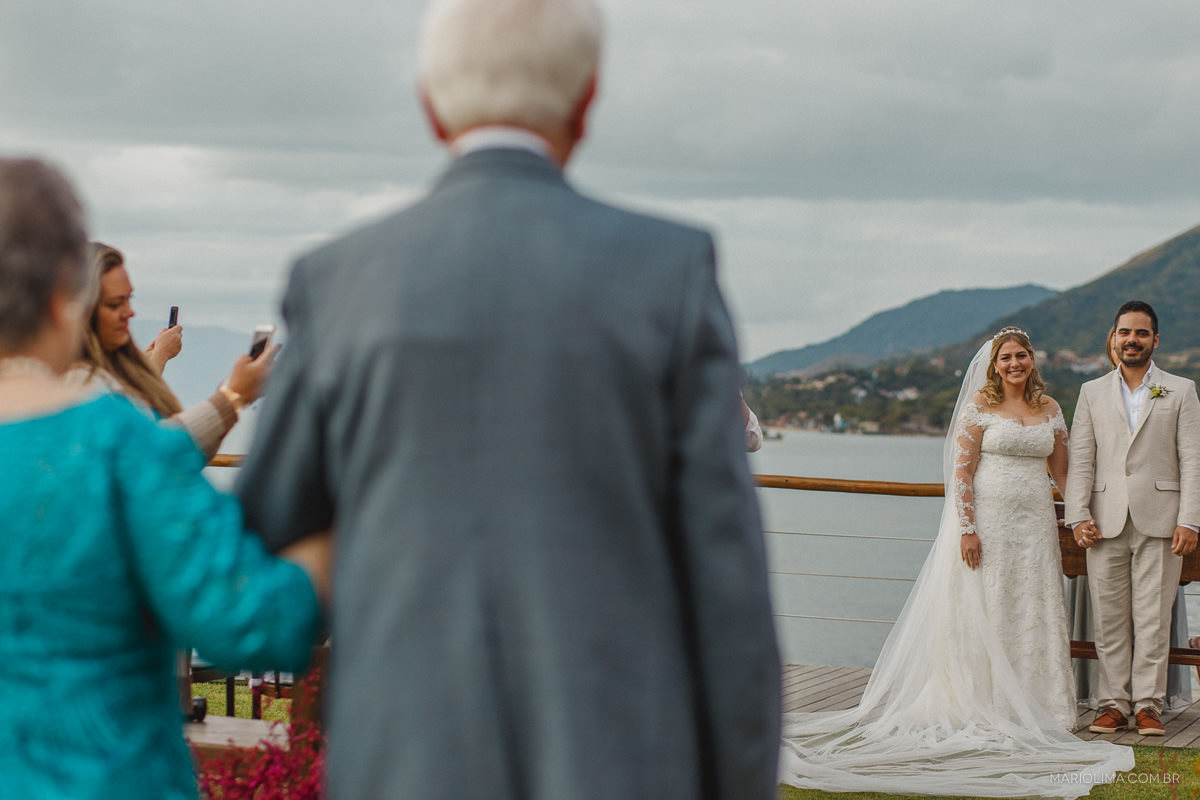 Avós da noiva entrando em cerimônia de casamento em Vila das Velas
