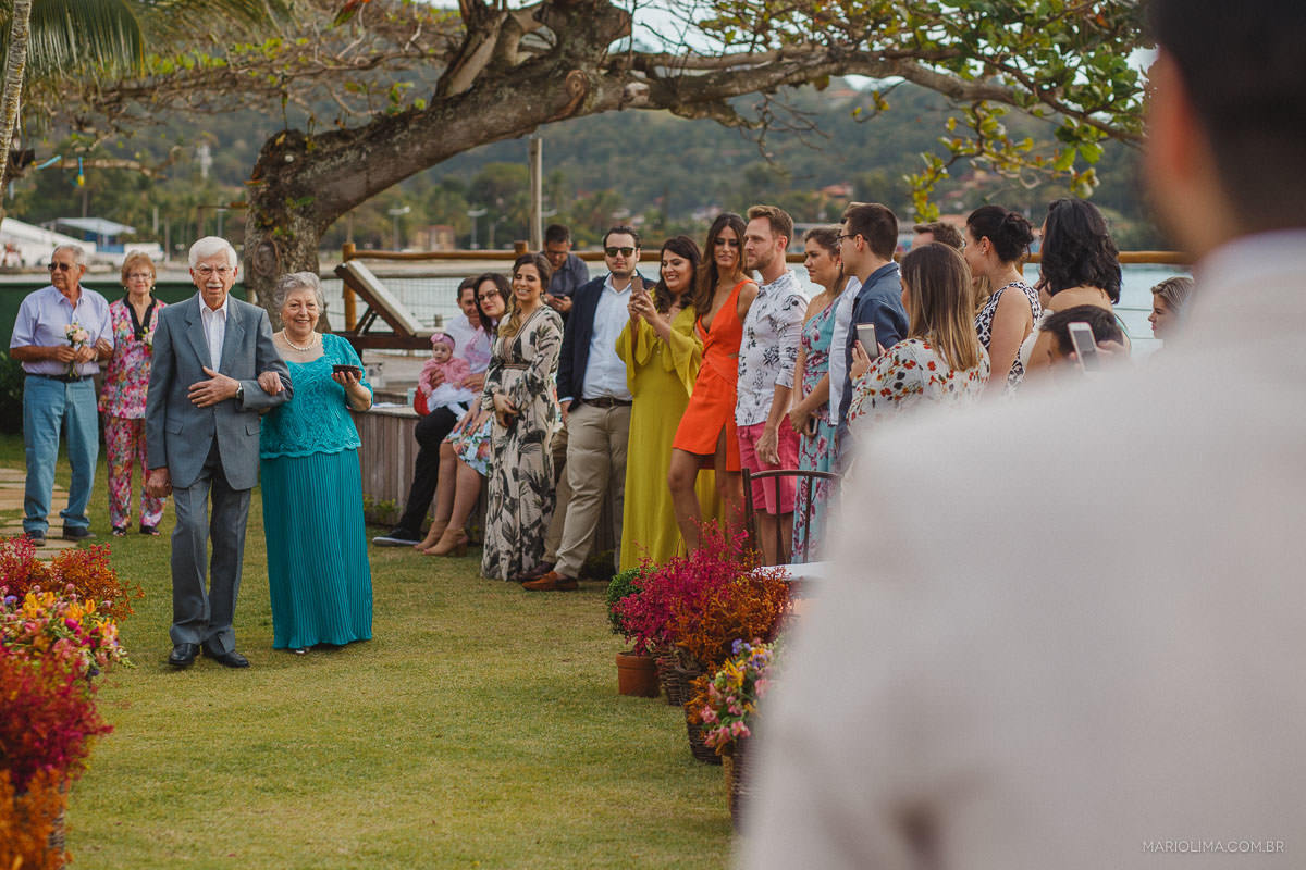 Avós da noiva entrando com as alianças em casamento na Vila das Velas