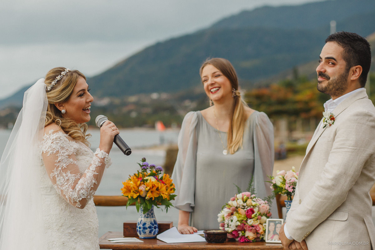 Noiva trocando votos em cerimônia de casamento em Vila das Velas