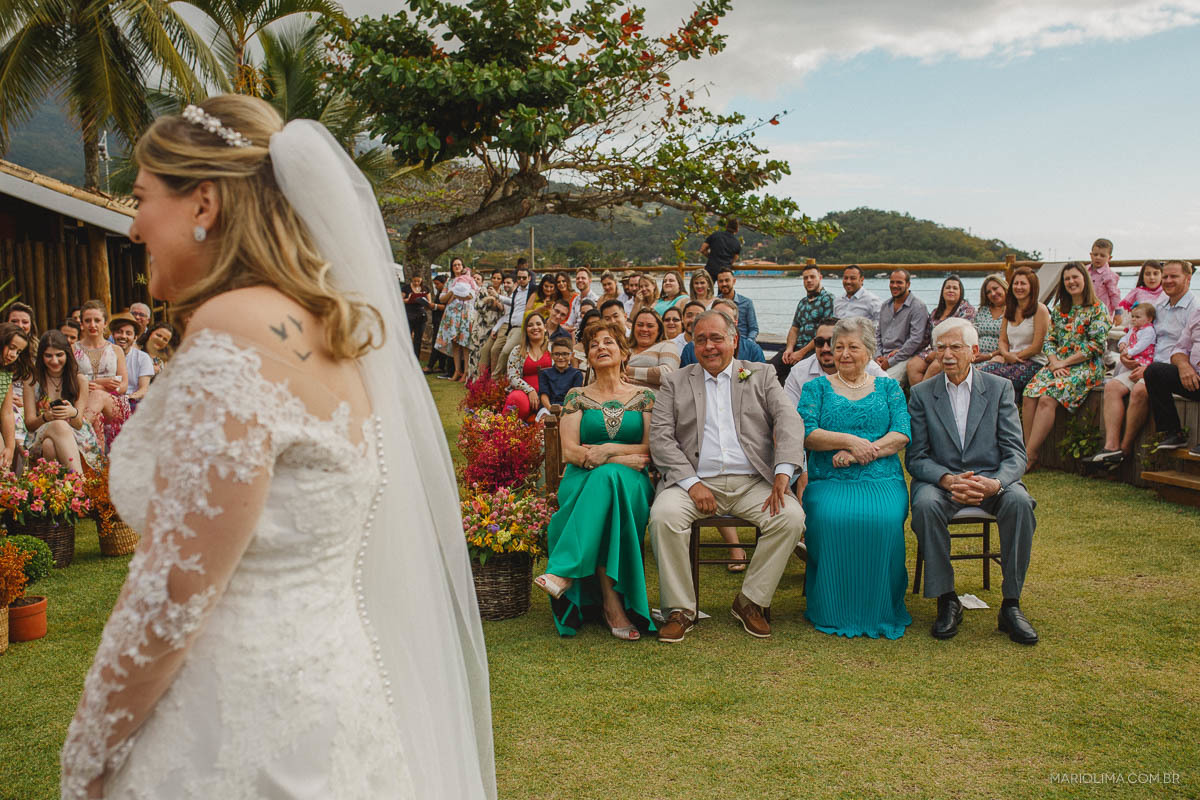 Pais e avós assistindo a celebração de casamento em Vila das Velas