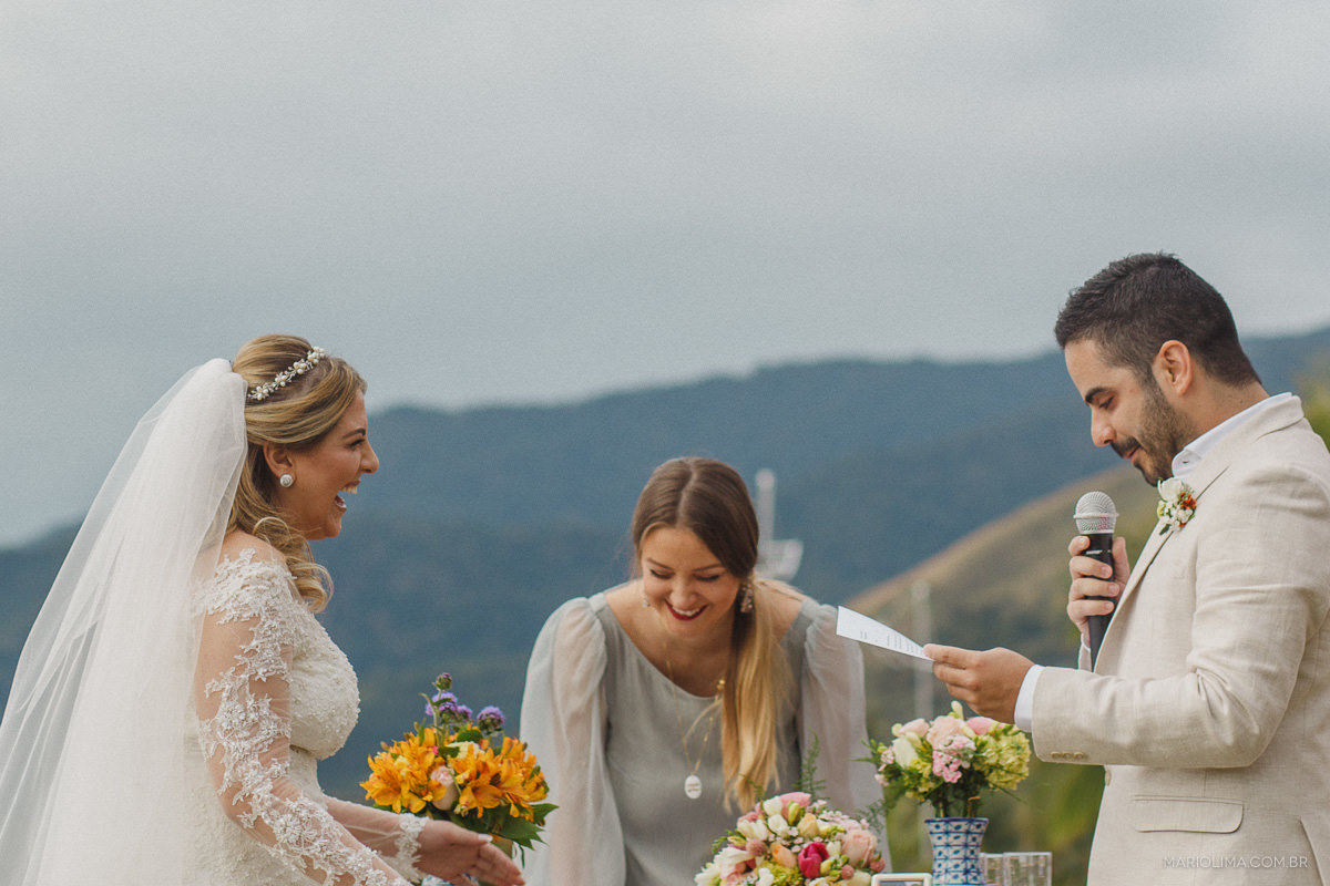 Noivo trocando votos em casamento na Vila das Velas