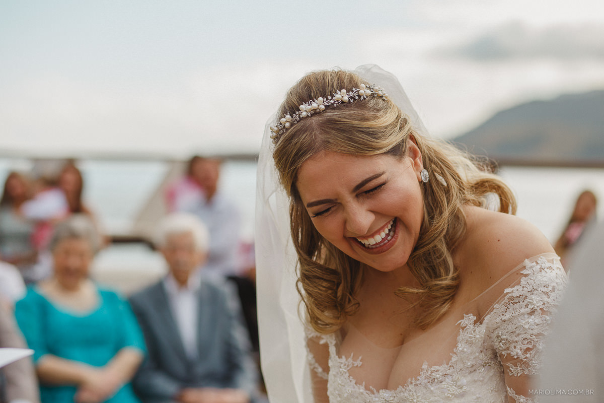 Noiva rindo em cerimônia de casamento em Vila das Velas