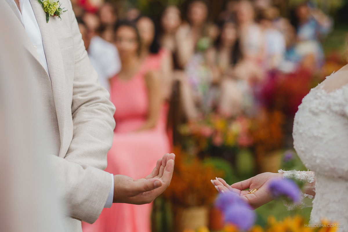 Mãos dos noivos em casamento no Vila das Velas