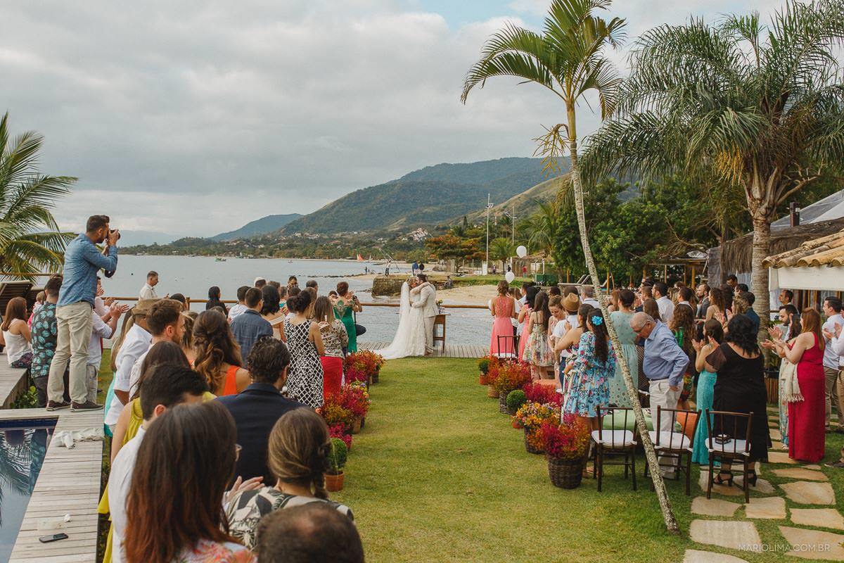 Beijo dos noivos em cerimônia de casamento na Vila das Velas