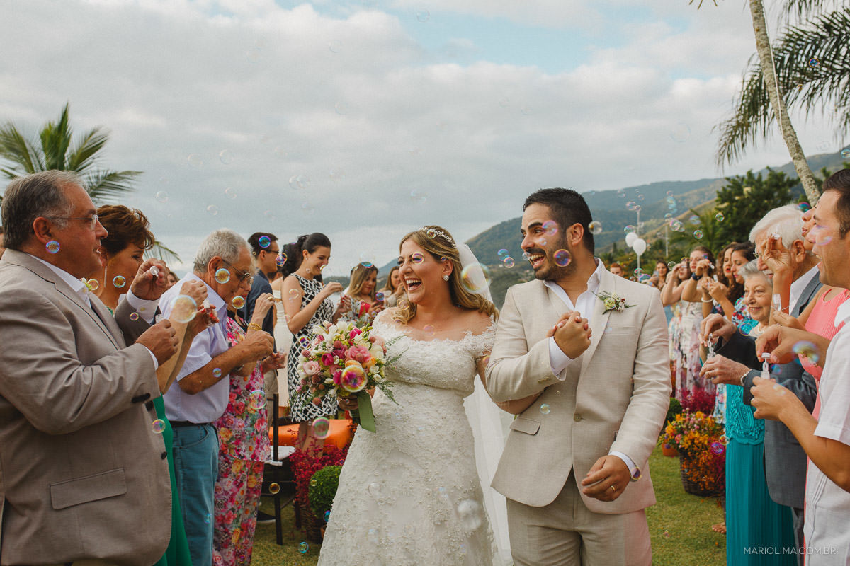 Convidados aplaudindo a saída dos noivos da cerimônia de casamento em Vila das Velas