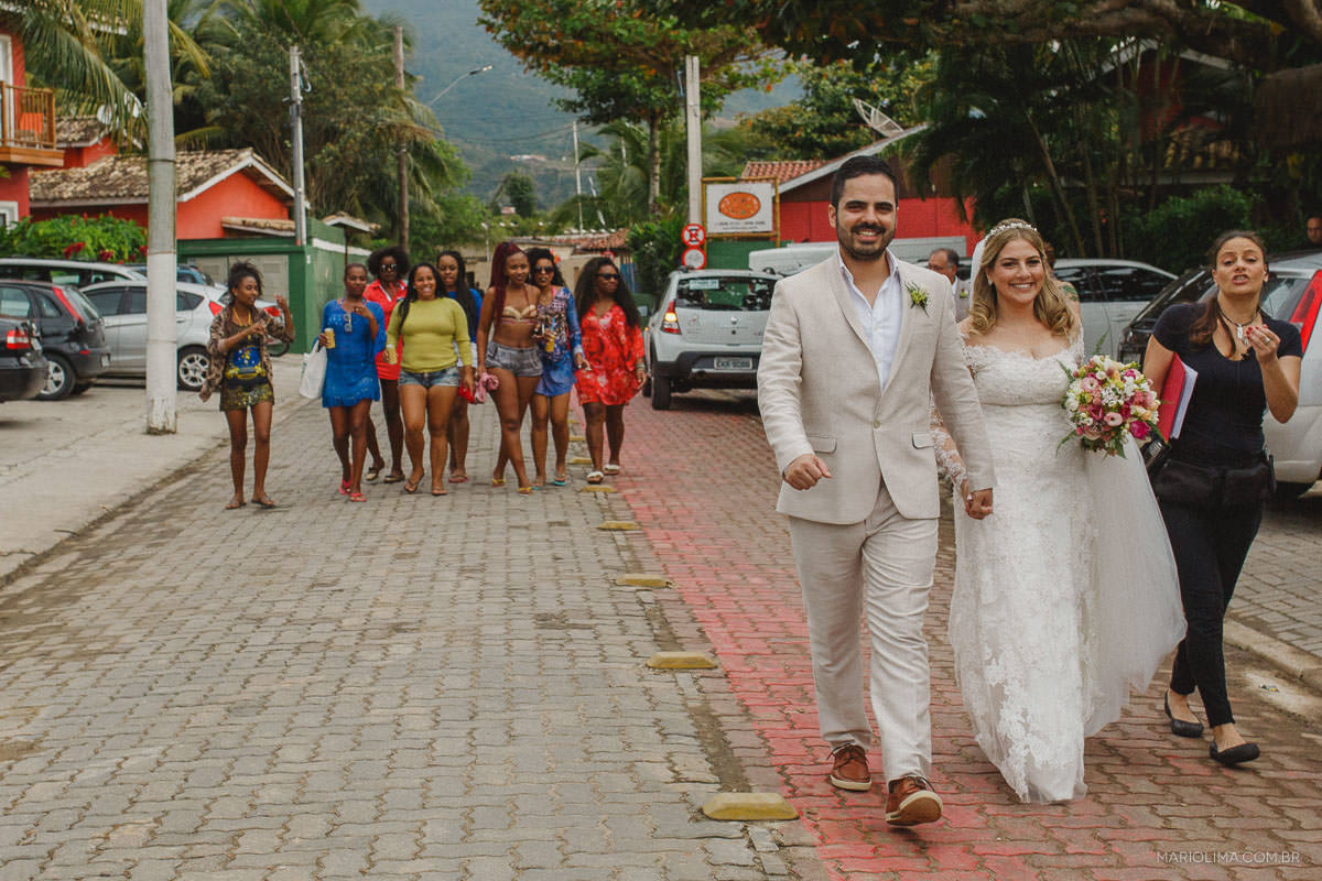 Fotografia de noivos saindo da cerimônia de casamento em Vila das Velas
