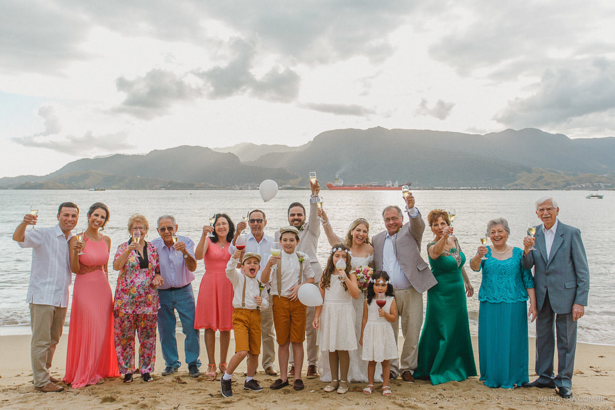 Família dos noivos em casamento na praia de Ilha Bela em Vila das Velas