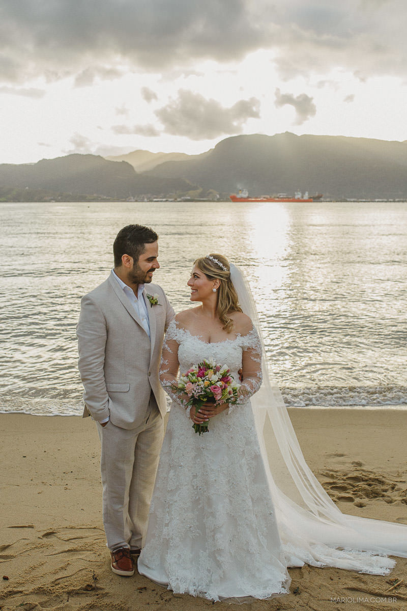 Fotografia dos noivos na praia de Ilha Bela em Vila das Velas