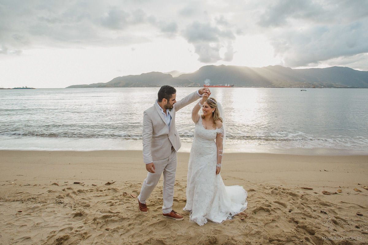 Retrato de casamento na praia de Ilha Bela em Vila das Velas