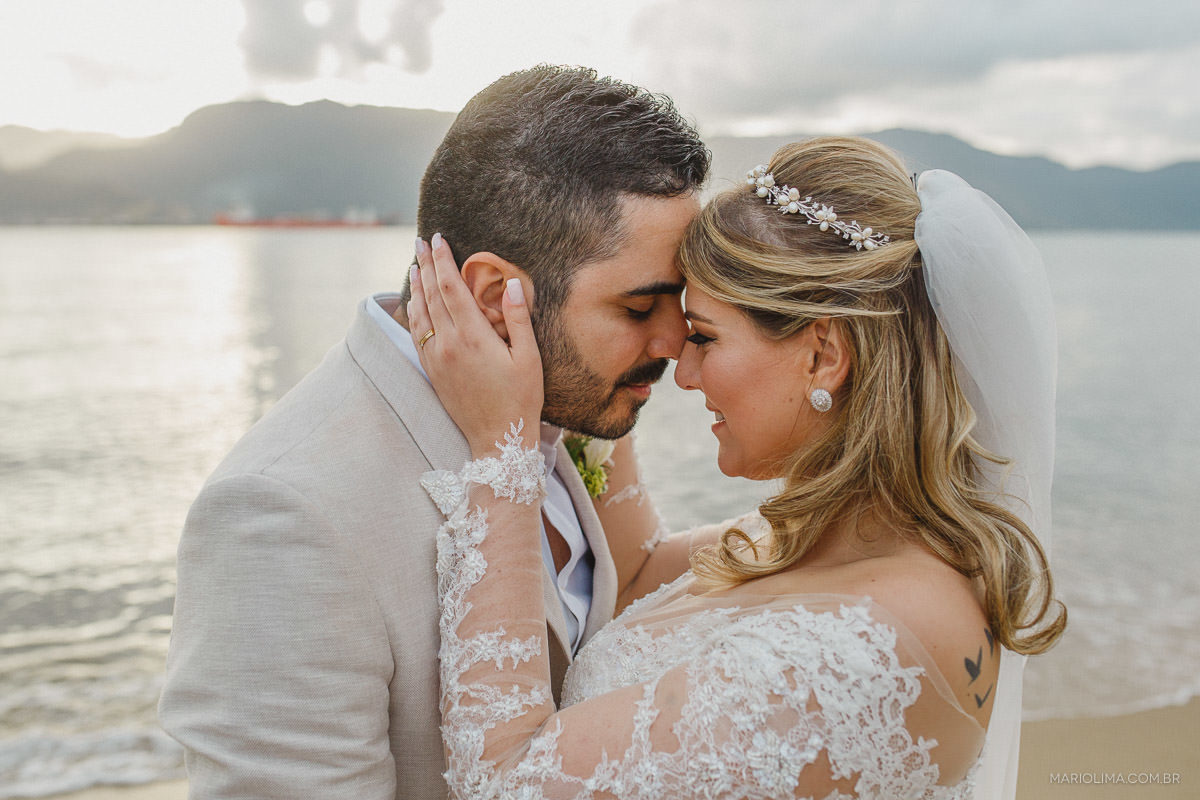 Noivos se abraçando em praia de Ilha Bela em Vila das Velas