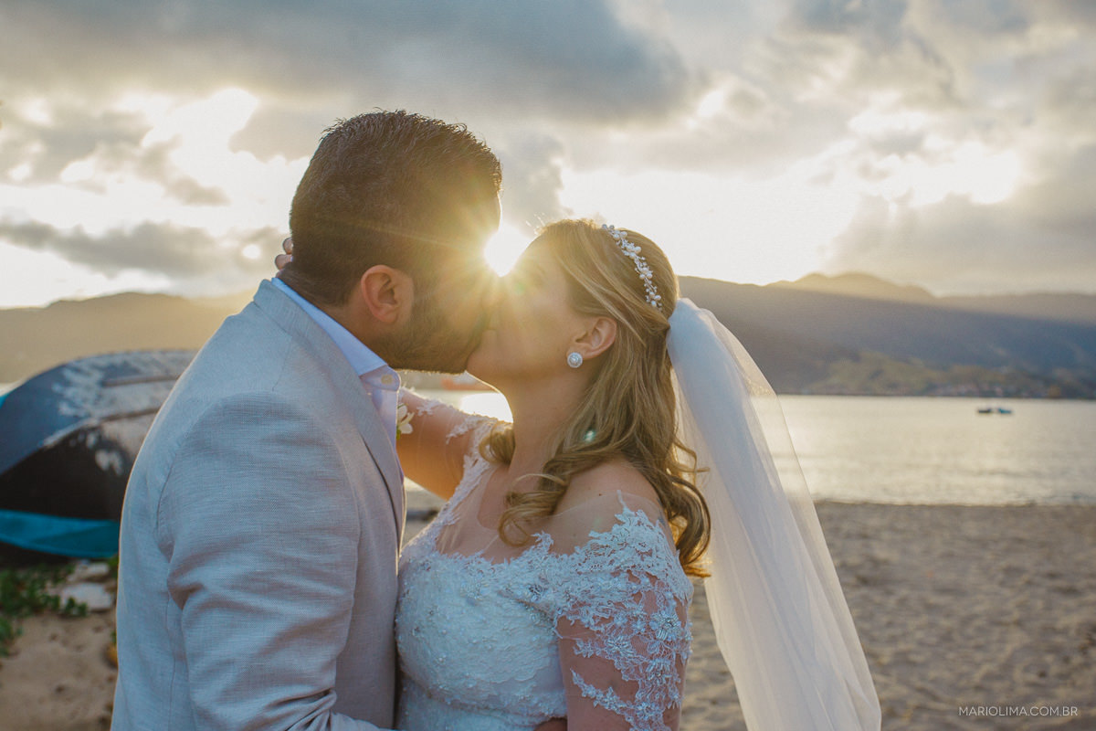 Beijo dos noivos na praia de Ilha Bela em Vila das Velas