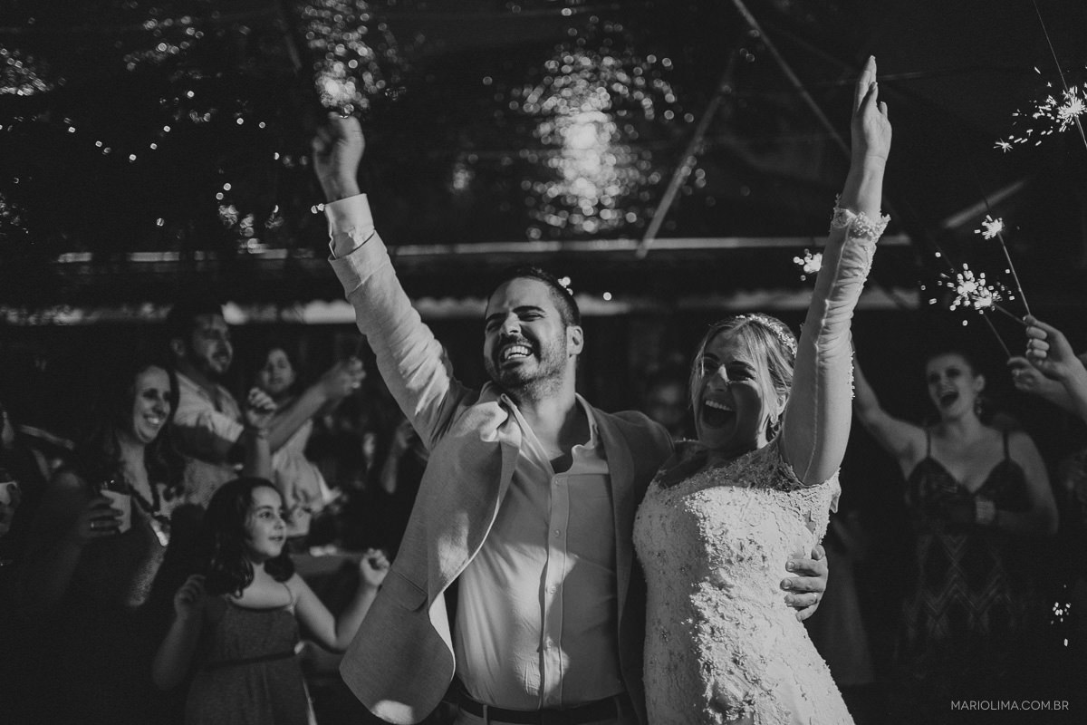 Noivos chegando em festa de casamento em Pousada Vila das Velas