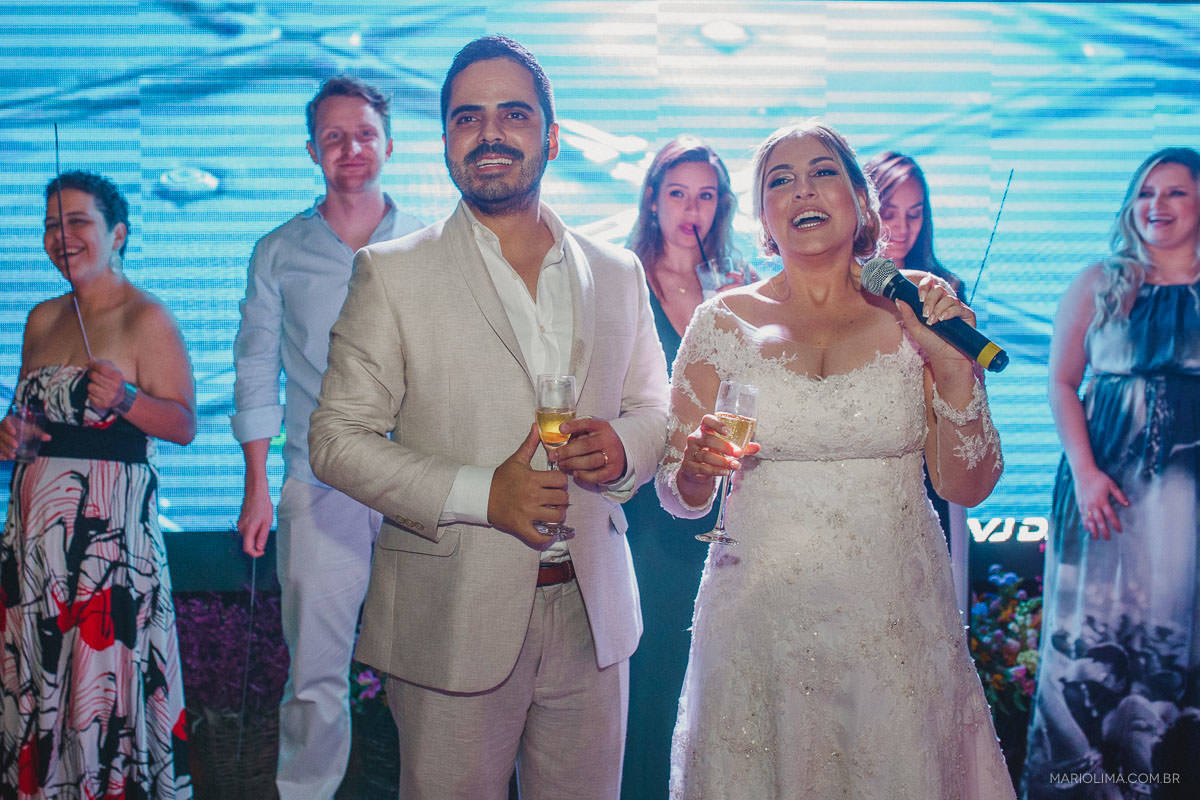 Noivos brindando em festa de casamento em Vila das Velas