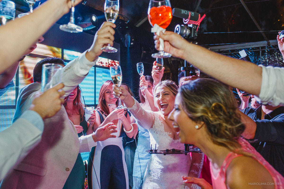Brinde dos noivos com familiares em Vila das Velas