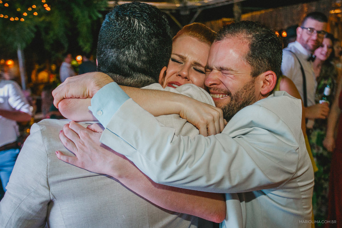 Abraço de família em festa de casamento na Vila das Velas