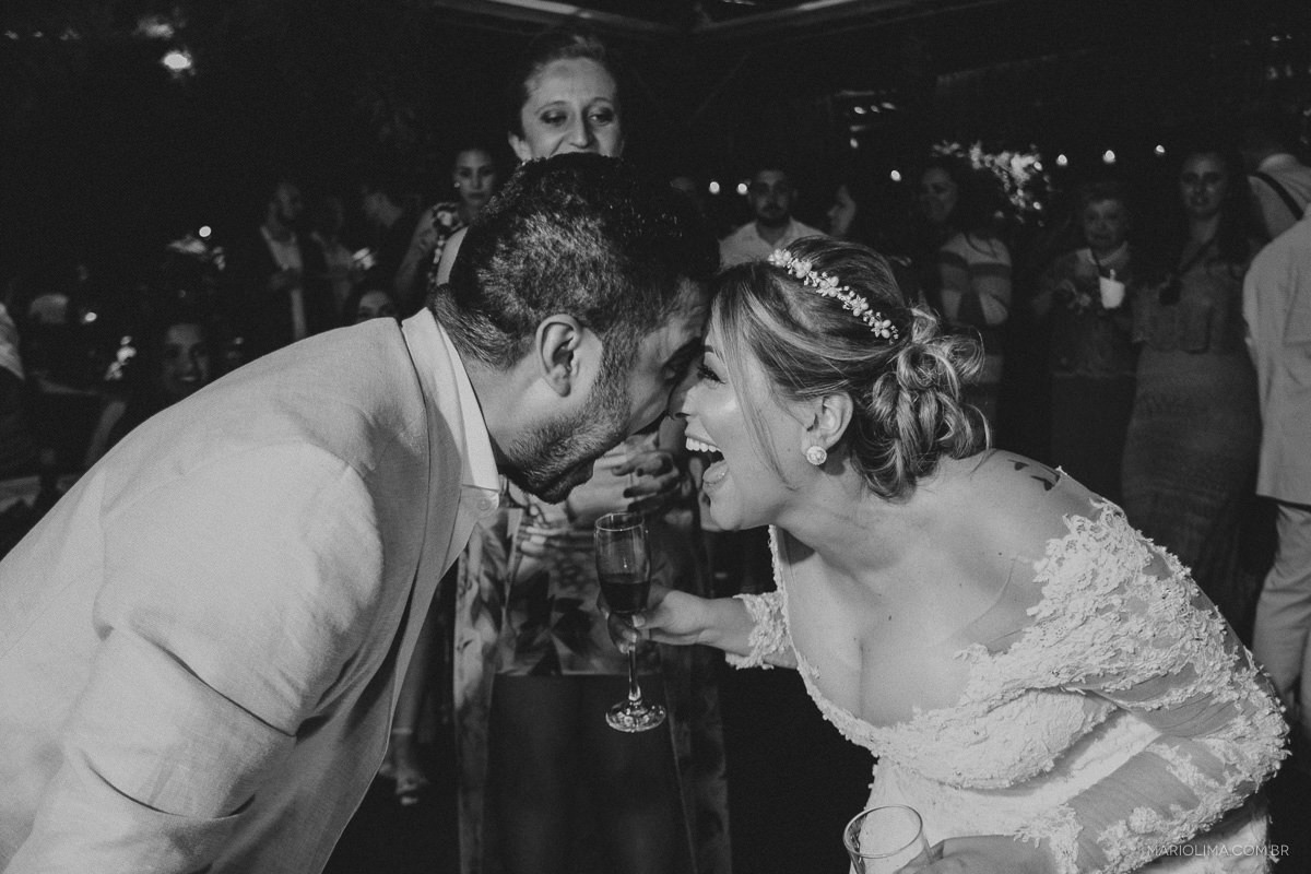 Noivos comemorando casamento em Pousada Vila das Velas