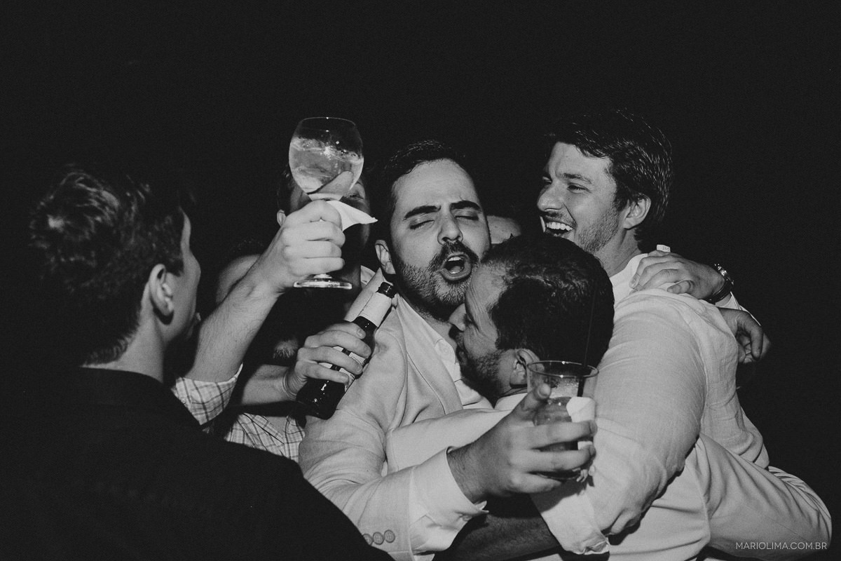 Noivo abraçado com amigos em festa de casamento na Pousada Vila das Velas