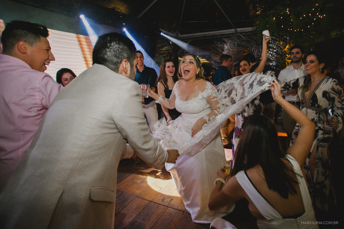 Noiva dançando em festa de casamento na Pousada Vila das Velas