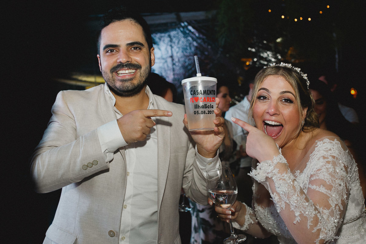 Noivos bebendo em festa de casamento na Pousada Vila das Velas