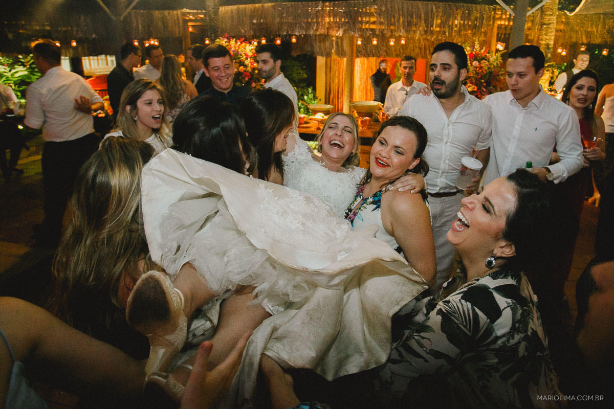 Noiva sendo carregada por madrinhas em festa de casamento na Pousada Vila das Velas