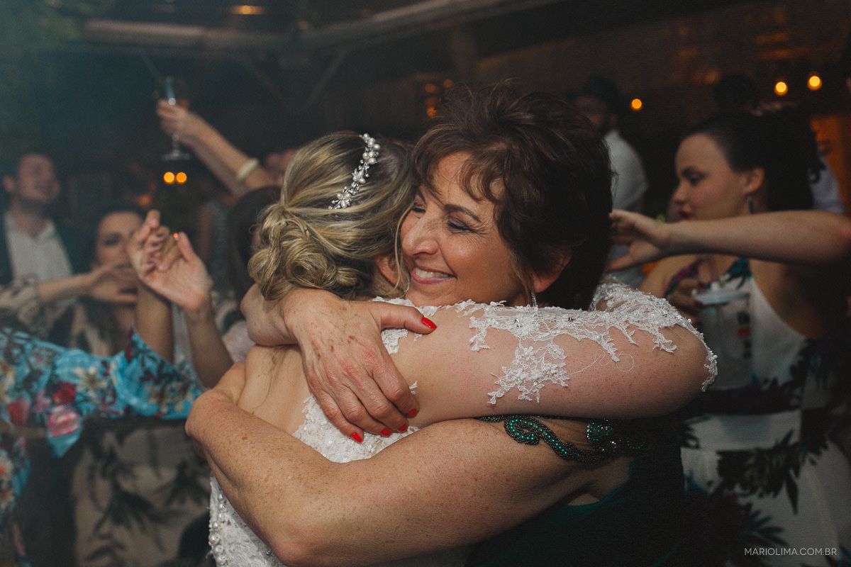 Noiva abraçando a mãe em festa de casamento na Pousada Vila das Velas