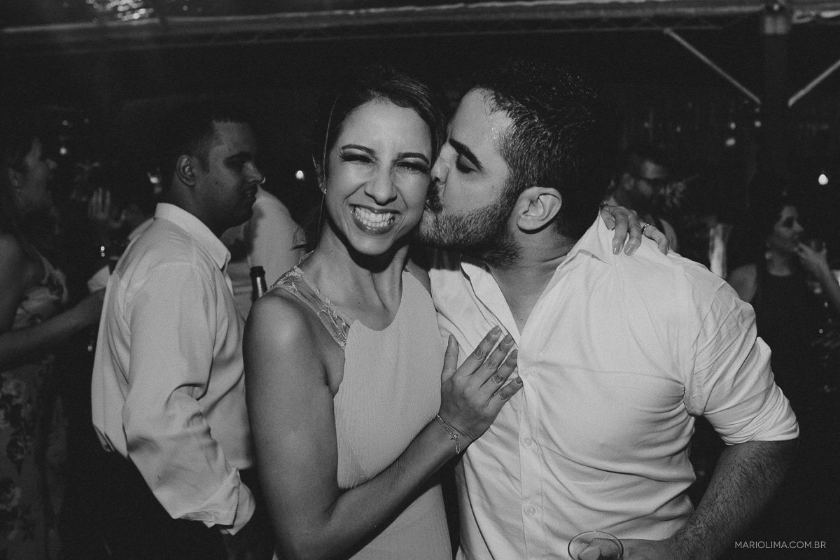 Noivo beijando o rosto da irmã em festa de casamento na Pousada Vila das Velas