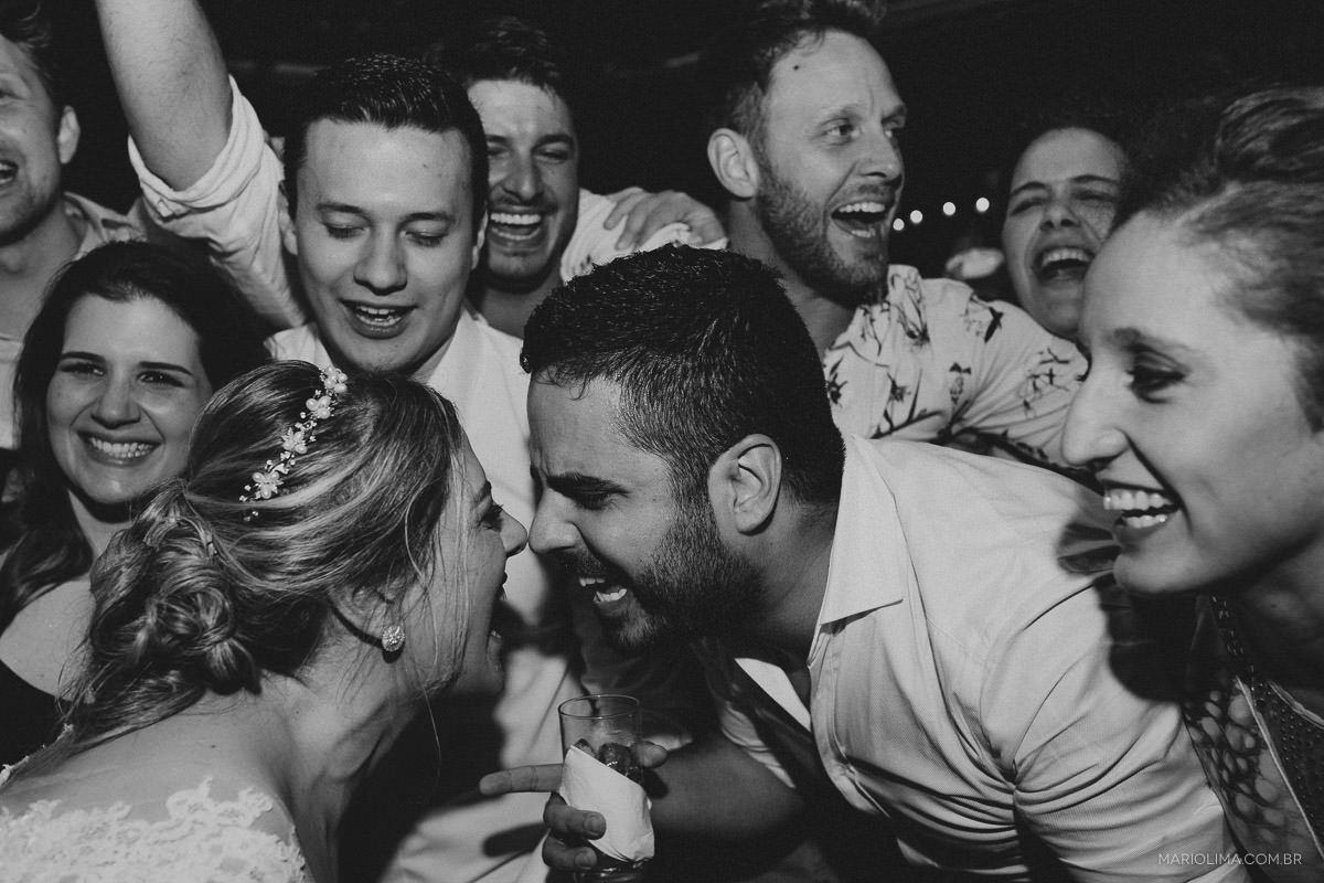 Noivos comemorando com convidados em Pousada Vila das Velas