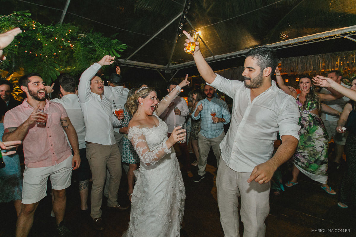 Noivos dançando ao som de F3 em festa de casamento em Pousada Vila das Velas