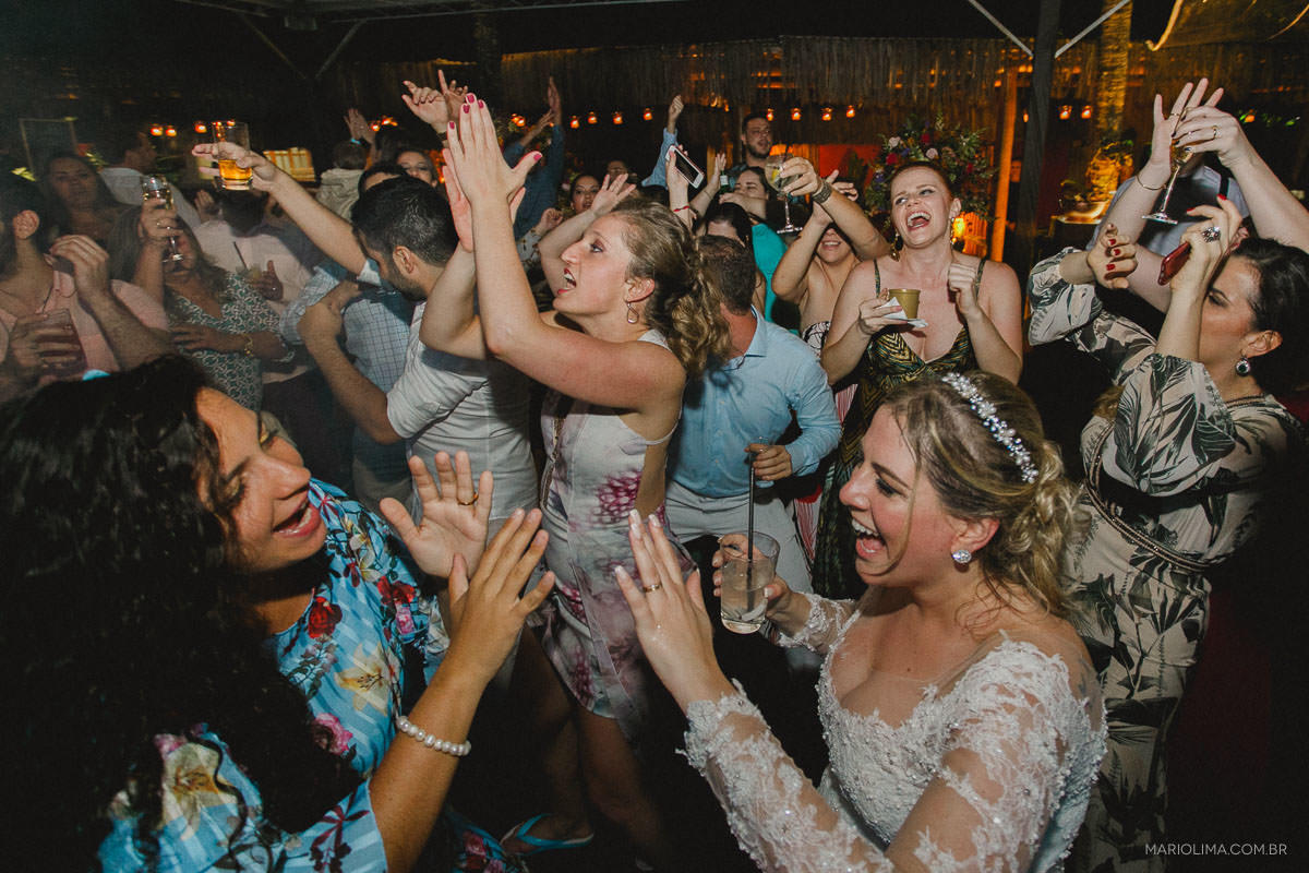 Noiva dançando com as amigas em festa de casamento na Pousada Vila das Velas