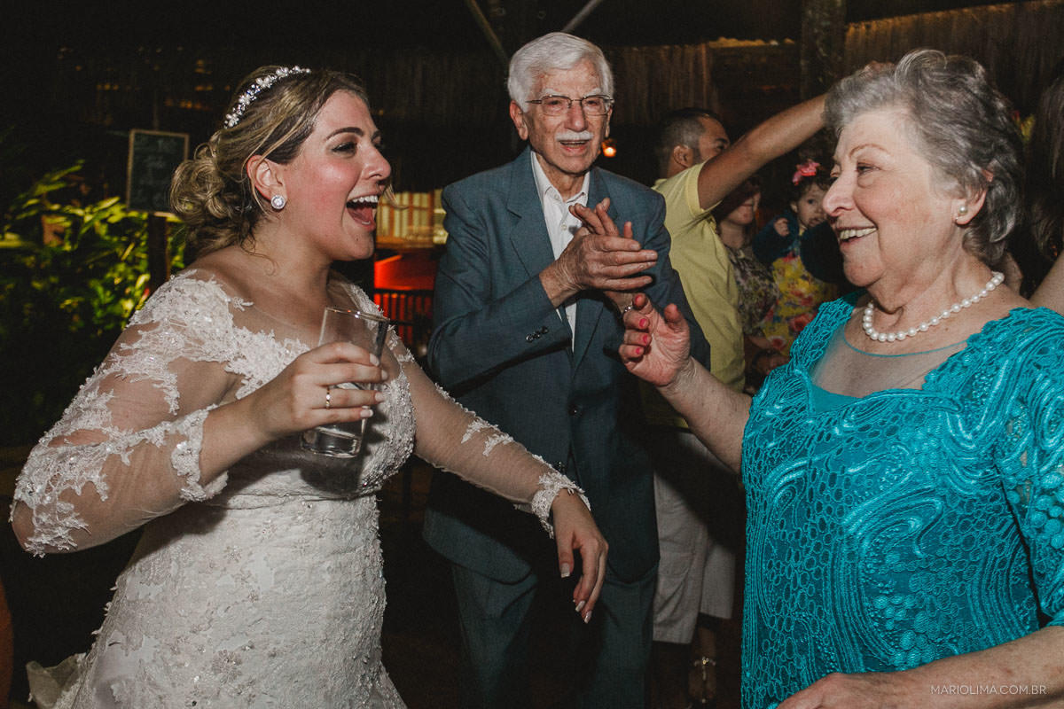 Noiva dançando com a avó em festa de casamento na Pousada Vila das Velas