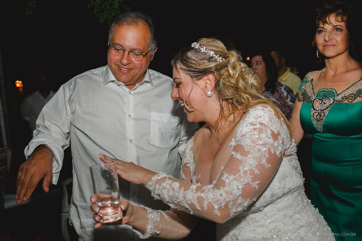 Noiva dançando com o pai em festa de casamento na Pousada Vila das Velas