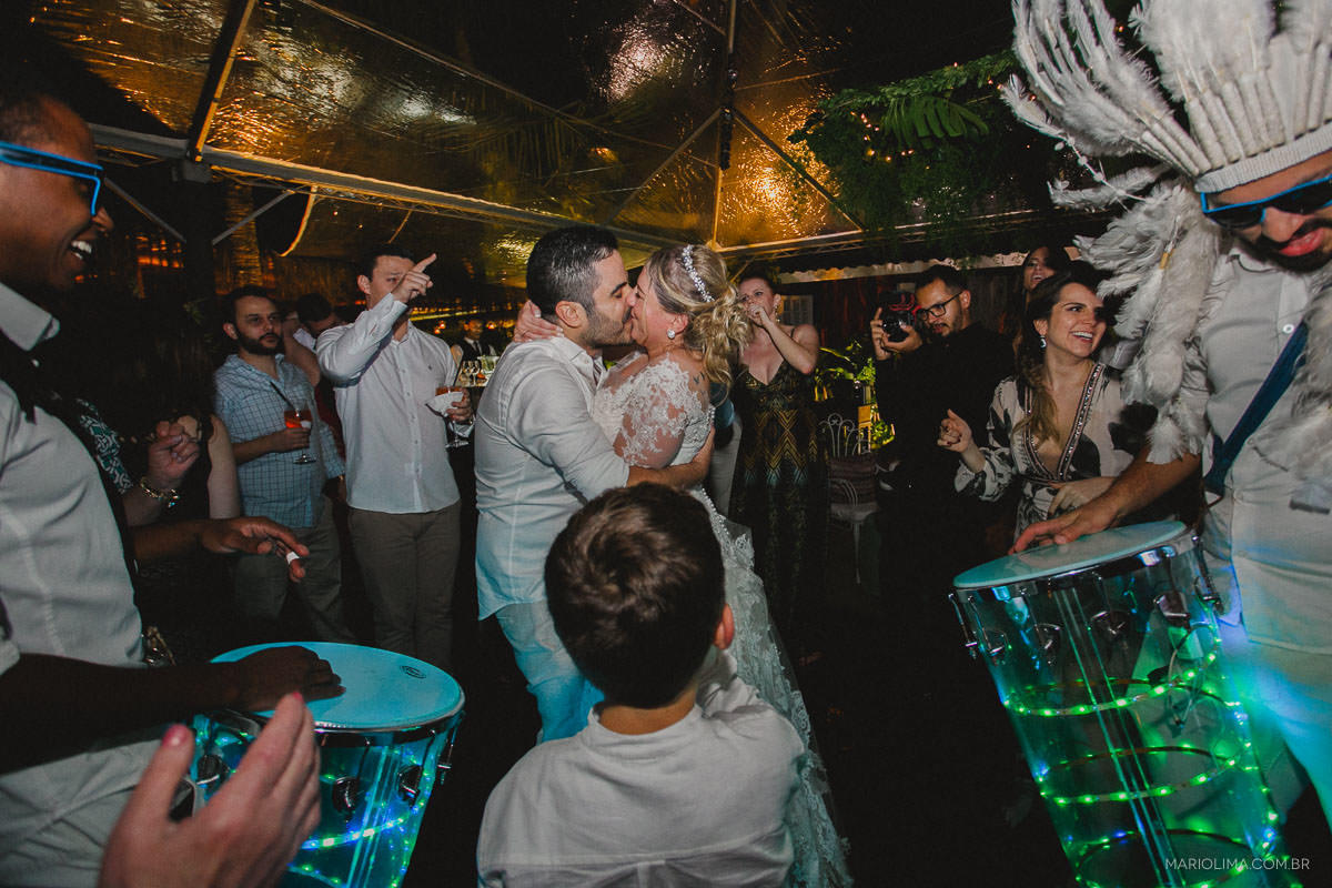 Beijo dos noivos em festa de casamento na Pousada Vila das Velas